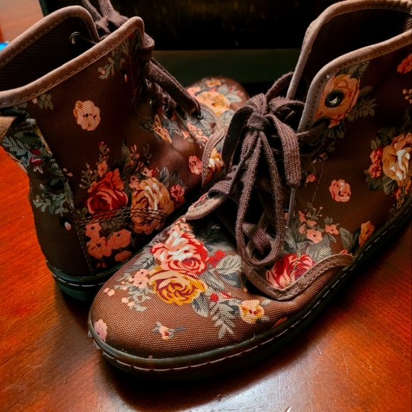 Women's size 6 doc Martin boots - Picture 2 of 4